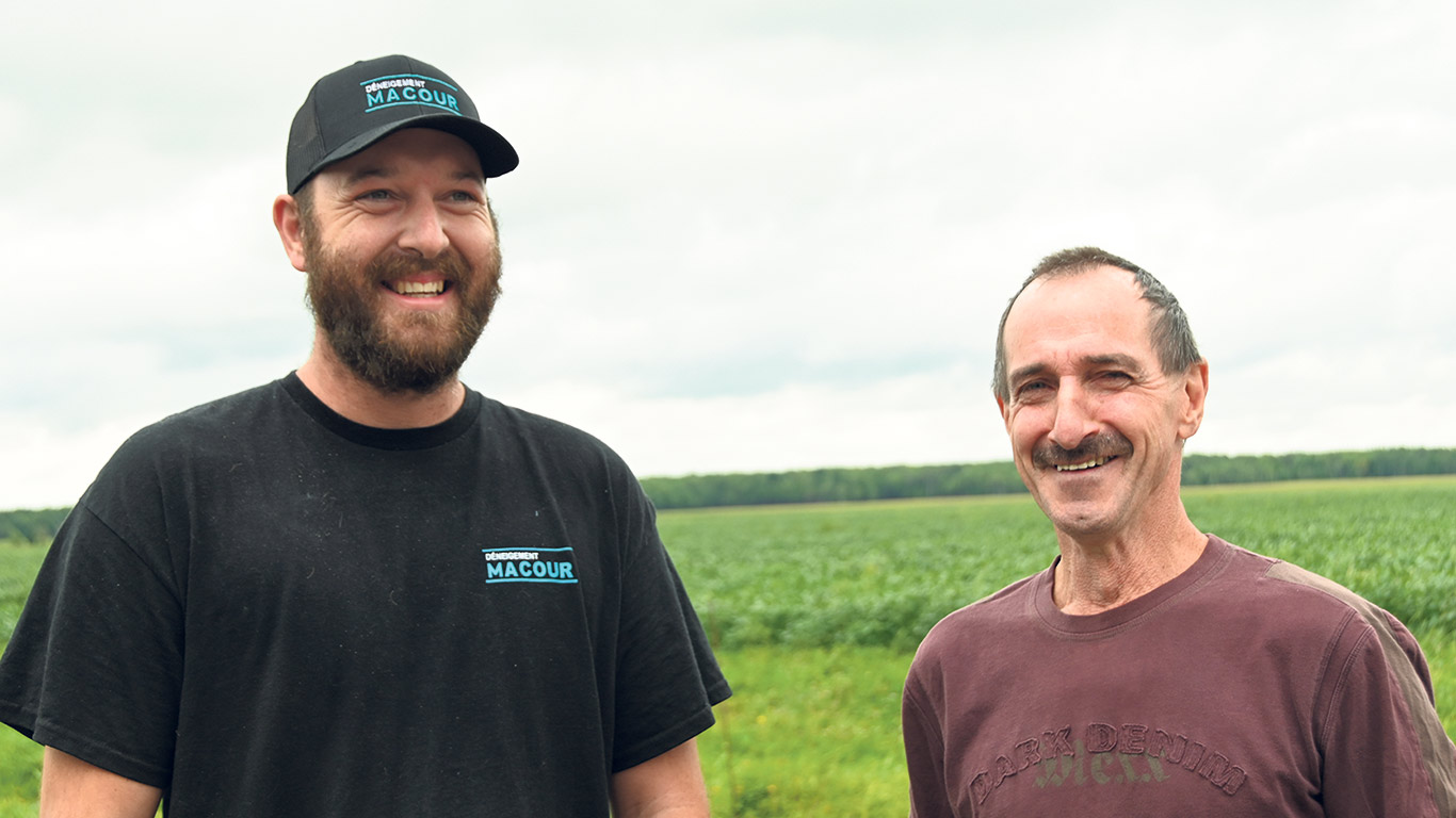 William Maillette et Philippe Gras, copropriétaires de la ferme Les cultures du Grand. Photos : Pierre Saint-Yves