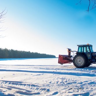 « Il n’a pas neigé aussi souvent et la neige a fondu, mais on l’a grattée pareil. On n’a pas fait le même nombre d’heures, mais presque », souligne Samuel Robitaille, propriétaire de Sam Extérieur. Photo : Archives/TCN