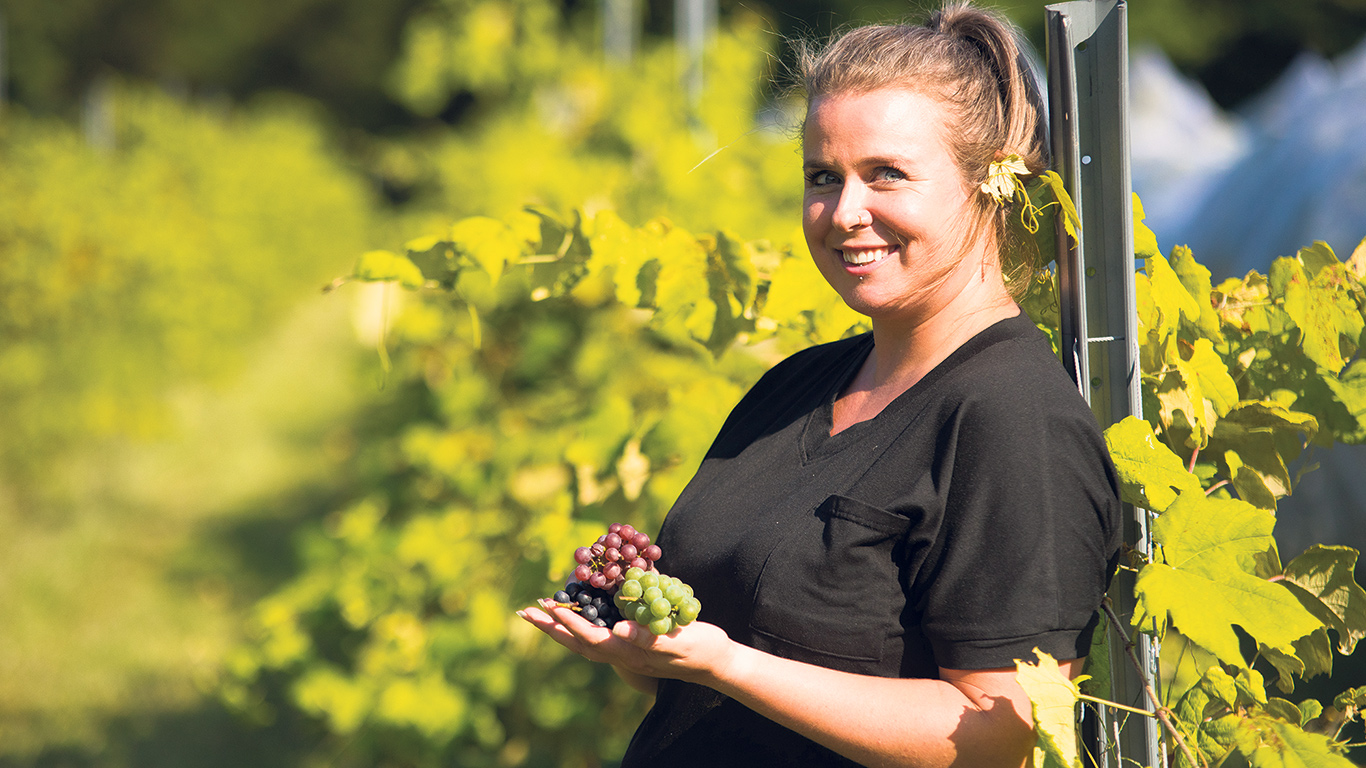 Caroline Fontaine se dit fière du chemin parcouru par son entreprise et veut maintenant faire davantage connaître au grand public le raisin de table produit localement. Photos : Martin Ménard / TCN