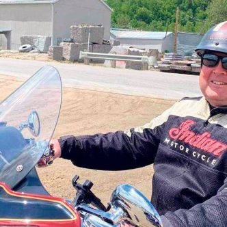 Il en a fait une tradition. Marco Cloutier sillonne le Québec à moto pour visiter les fermes qui ouvrent leurs portes à l’invitation de l’UPA. Photo : Gracieuseté de Marco Cloutier