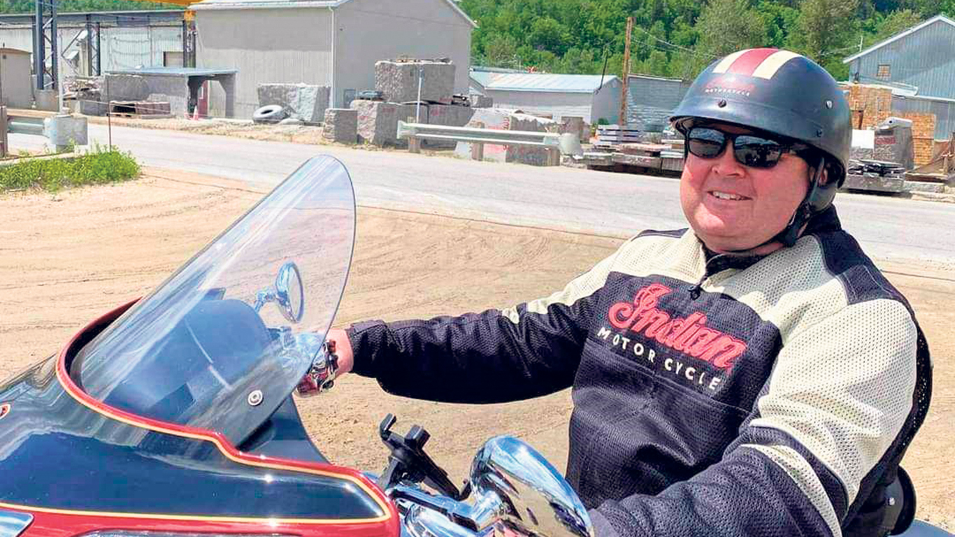 Il en a fait une tradition. Marco Cloutier sillonne le Québec à moto pour visiter les fermes qui ouvrent leurs portes à l’invitation de l’UPA. Photo : Gracieuseté de Marco Cloutier