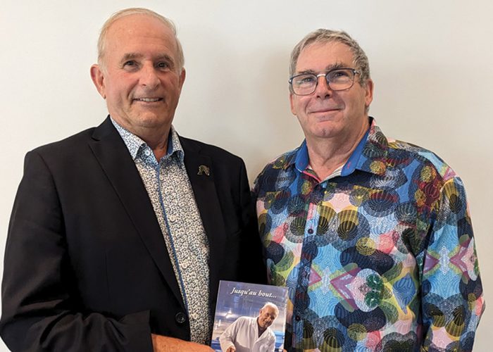 Le pisciculteur Normand Roy et son biographe, André D. Beaudoin. Photo : Jérôme Vaillancourt/TCN