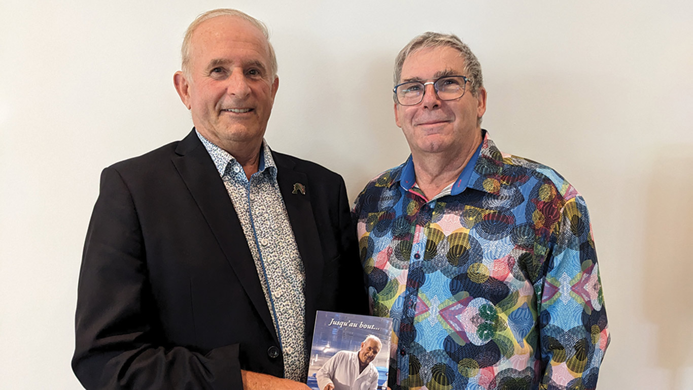 Le pisciculteur Normand Roy et son biographe, André D. Beaudoin. Photo : Jérôme Vaillancourt/TCN