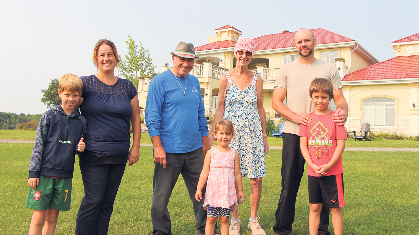 Sophie Cortellino avec son père, Joseph Cortellino, sa mère, Diane Durocher, son conjoint, Yannick Poissant, et leurs trois enfants : Raphaël, Daphnée et Nicolas. Photos : Patricia Blackburn/TCN