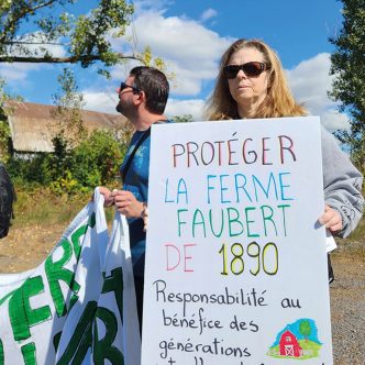 Une mobilisation citoyenne s’est tenue le 22 septembre, à Châteauguay, en Montérégie, pour sauver une ancienne terre agricole où un promoteur souhaite aménager plusieurs immeubles résidentiels. Photos : Patricia Blackburn/TCN