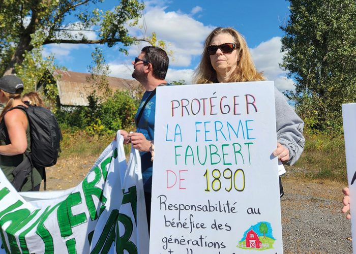 Une mobilisation citoyenne s’est tenue le 22 septembre, à Châteauguay, en Montérégie, pour sauver une ancienne terre agricole où un promoteur souhaite aménager plusieurs immeubles résidentiels. Photos : Patricia Blackburn/TCN