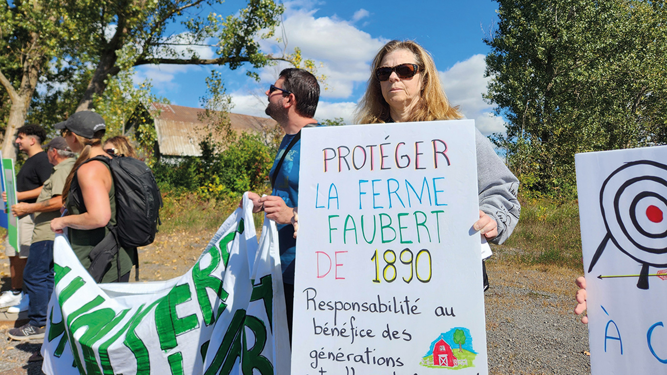 Une mobilisation citoyenne s’est tenue le 22 septembre, à Châteauguay, en Montérégie, pour sauver une ancienne terre agricole où un promoteur souhaite aménager plusieurs immeubles résidentiels. Photos : Patricia Blackburn/TCN