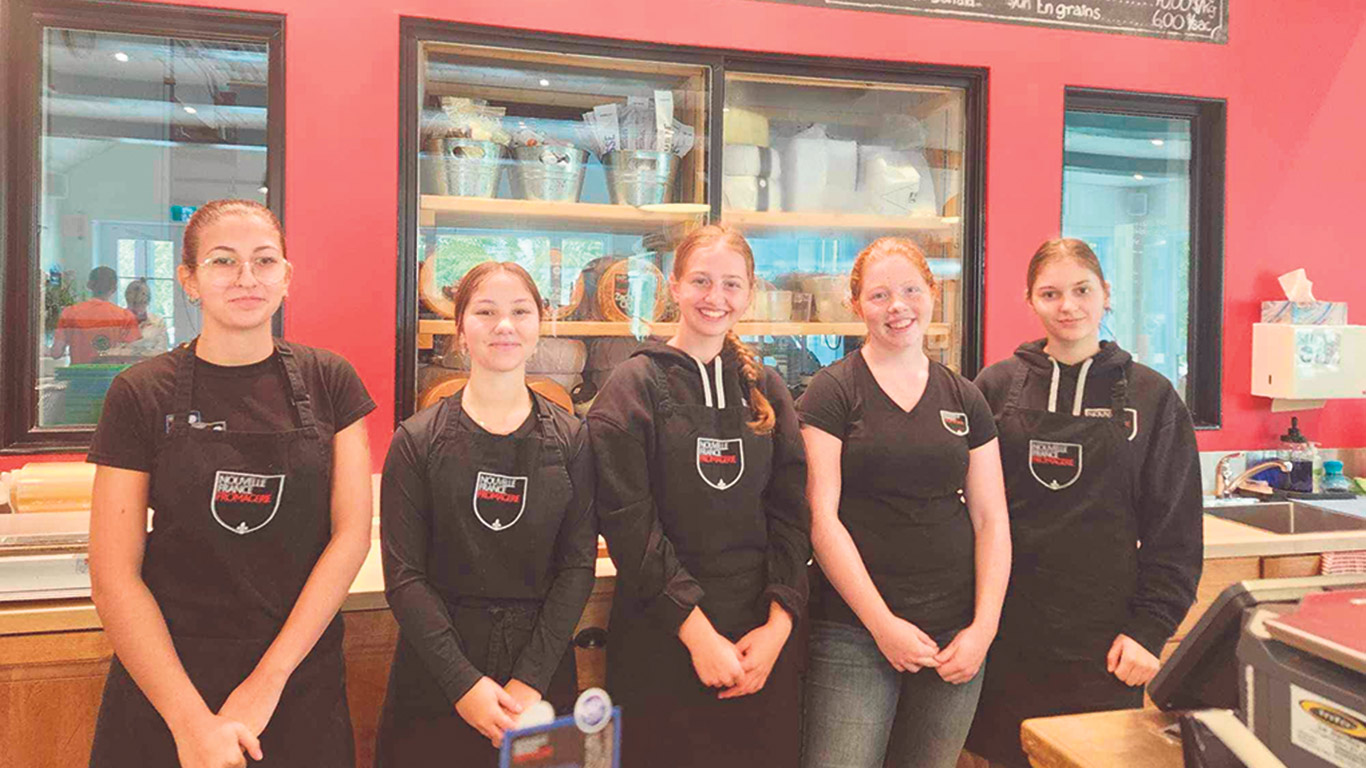 Marie-Chantal et Jean-Paul Houde, de Racine, pouvaient compter sur toute une équipe cette année à la fromagerie. Ils tiennent à remercier ces cinq femmes de cœur maintenant retournées aux études : Mahély, Lydia-Rose, Charlotte, Maya et Lydia. Vous êtes attendues l’été prochain.