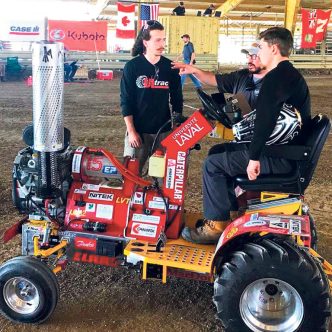 Alexis Pellerin, un ancien étudiant de l’ITAQ en Technologie du génie agromécanique, avec le tracteur de l’ULtrac, lors de la compétition de 2023. Photo : Gracieuseté de l’ITAQ