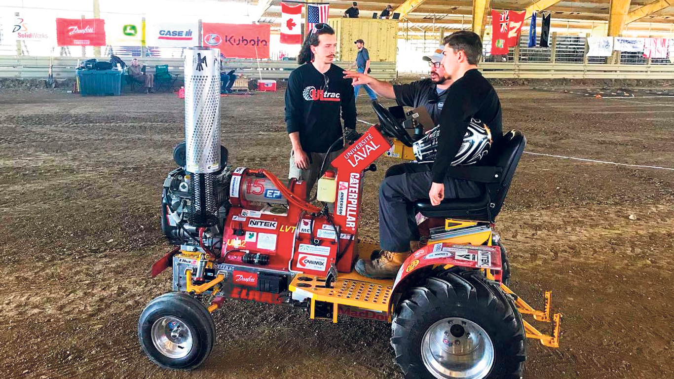 Alexis Pellerin, un ancien étudiant de l’ITAQ en Technologie du génie agromécanique, avec le tracteur de l’ULtrac, lors de la compétition de 2023. Photo : Gracieuseté de l’ITAQ