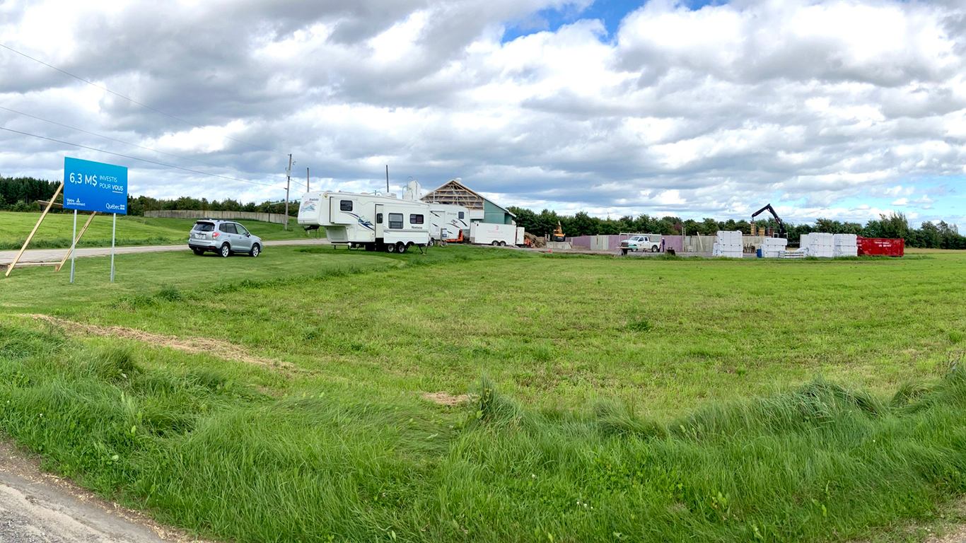 Les nouvelles infrastructures de recherche pour les secteurs pouponnière et engraissement porcin sont en construction à Deschambault, dans la région de Québec. Photo : Facebook/CDPQ