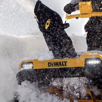 Selon le fabricant, cette souffleuse Dewalt serait 80 % plus silencieuse qu'une souffleuse à essence comparable.