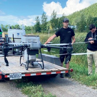 La Ferme-école Lapokita propose des pratiques culturales innovantes et met de l’avant de nouvelles façons de faire dans le secteur agricole. Comme l’agriculture devient de plus en plus connectée, il allait de soi que nous devions nous pencher sur la nouvelle technologie pour mieux comprendre comment des appareils comme le drone pouvaient optimiser les processus et améliorer nos techniques de conservation des sols. Photo : ITAQ