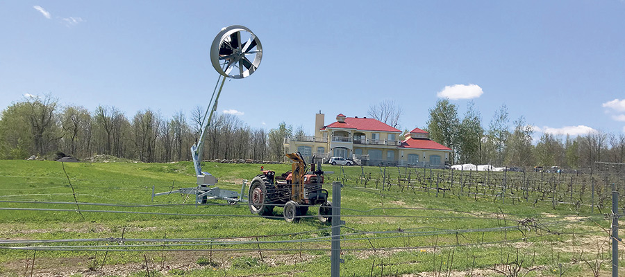 La tour à vent d’une hauteur de dix mètres permet de protéger les vignes des gels de manière plus constante et profitable à long terme, estime la famille. Photo : Gracieuseté du Vignoble Cortellino