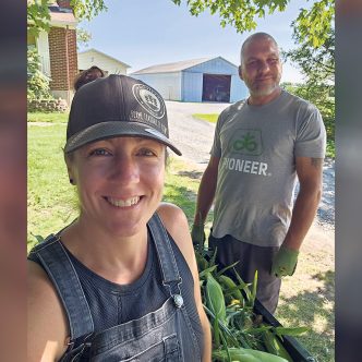 Avec trois enfants à la maison, les producteurs maraîchers Marie-Eve Bilodeau et David Teasdale font désormais équipe dans le déneigement des cours résidentielles, ce qui facilite leur quotidien.