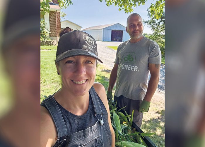 Avec trois enfants à la maison, les producteurs maraîchers Marie-Eve Bilodeau et David Teasdale font désormais équipe dans le déneigement des cours résidentielles, ce qui facilite leur quotidien.