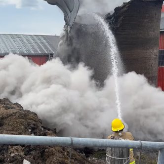 « Quand la pelle mécanique a commencé à jouer dans le silo, le feu est reparti. Ç’a surpris tout le monde et les pompiers ont dû intervenir pour arroser le foin pendant que la pelle mécanique continuait le travail », raconte Sylvain Charbonneau. Photos : Gracieuseté de Sylvain Charbonneau