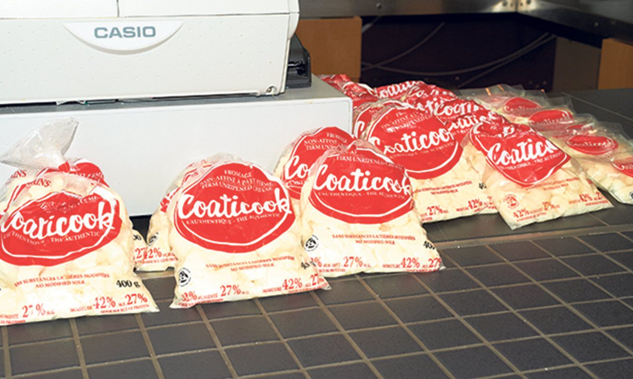 Le faible coût de production du fromage en grains ainsi que la facilité avec laquelle il permet d’écouler les surplus de lait ont séduit les fromagers. Photo : Archives/TCN