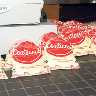 Le faible coût de production du fromage en grains ainsi que la facilité avec laquelle il permet d’écouler les surplus de lait ont séduit les fromagers. Photo : Archives/TCN