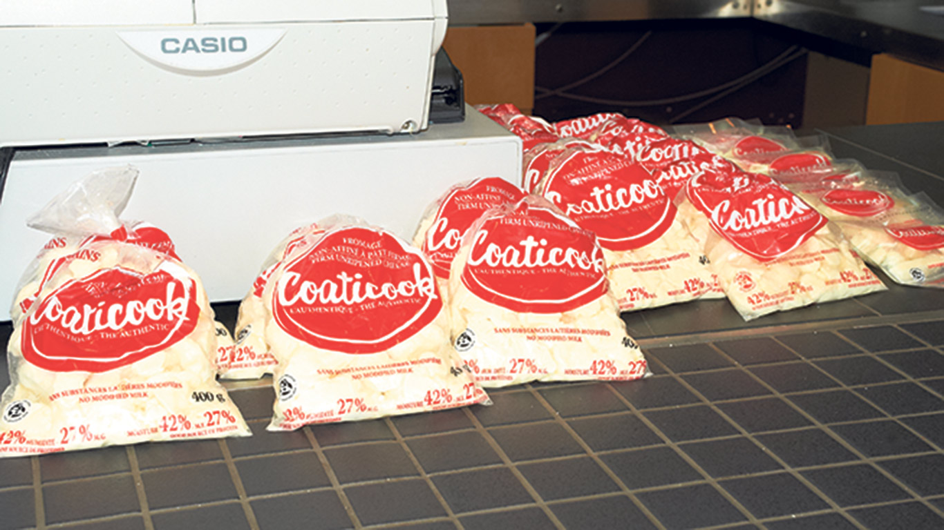 Le faible coût de production du fromage en grains ainsi que la facilité avec laquelle il permet d’écouler les surplus de lait ont séduit les fromagers. Photo : Archives/TCN