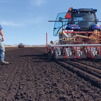 Éric Rémillard, qui venait de sortir ses tracteurs, au début avril, se disait que la saison à venir ne pouvait pas être pire que celle de 2023. Photos : Caroline Morneau/Archives TCN