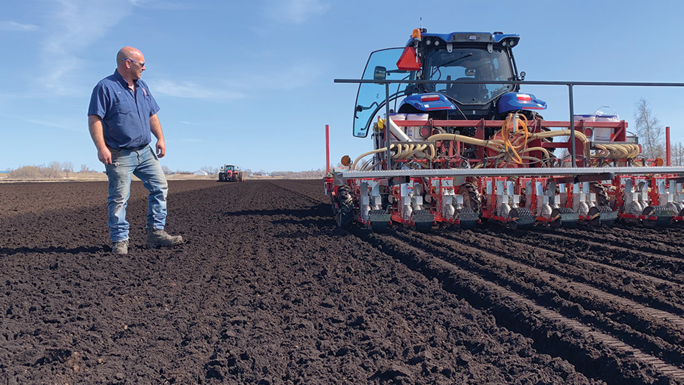 Éric Rémillard, qui venait de sortir ses tracteurs, au début avril, se disait que la saison à venir ne pouvait pas être pire que celle de 2023. Photos : Caroline Morneau/Archives TCN