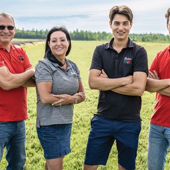 Patrick Bédard, Nancy Goudreau et leurs deux fils, Camil et Gabriel, entrevoient des rendements records de canneberges, en 2024. Photo : Gracieuseté de Canneberges Québec