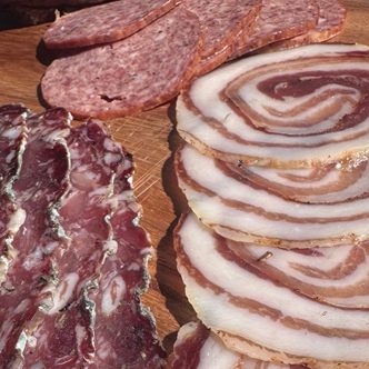 La ferme d’élevage Le Rieur Sanglier a développé une quinzaine de charcuteries sèches à partir de son élevage de sangliers, de cerfs et de bisons, dont du prosciutto, de la pancetta, du coppa lonzo et des saucissons. Photo : Gracieuseté du Rieur Sanglier