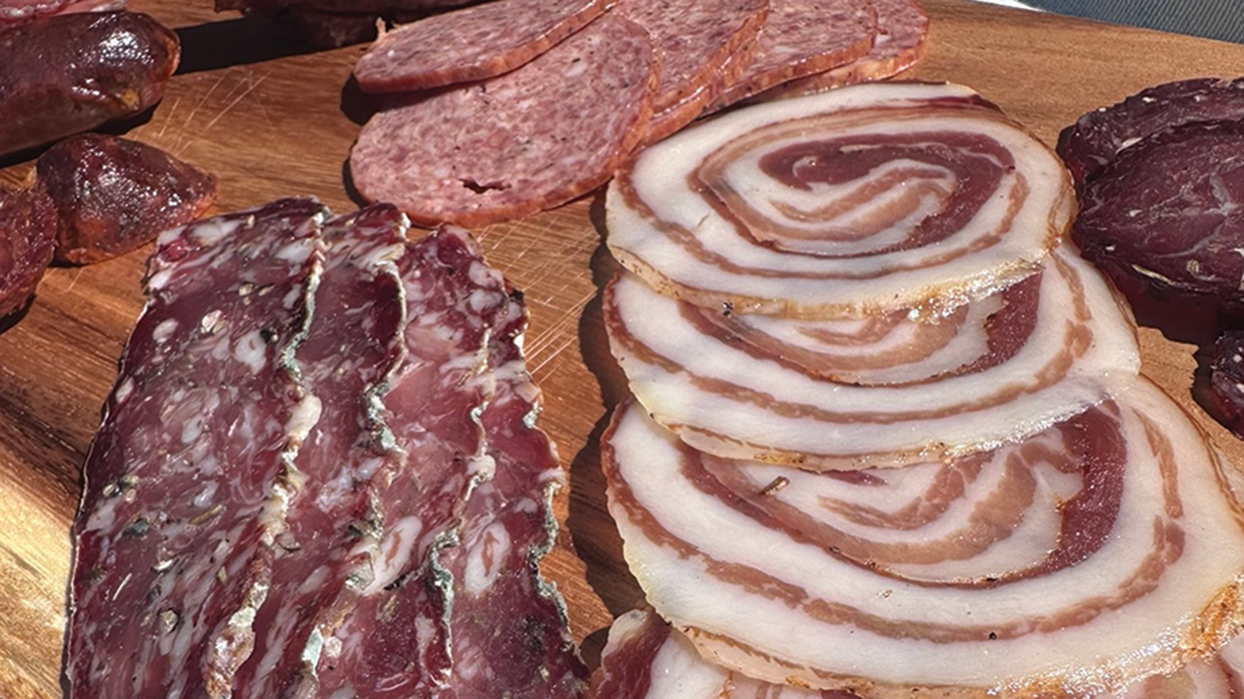 La ferme d’élevage Le Rieur Sanglier a développé une quinzaine de charcuteries sèches à partir de son élevage de sangliers, de cerfs et de bisons, dont du prosciutto, de la pancetta, du coppa lonzo et des saucissons. Photo : Gracieuseté du Rieur Sanglier