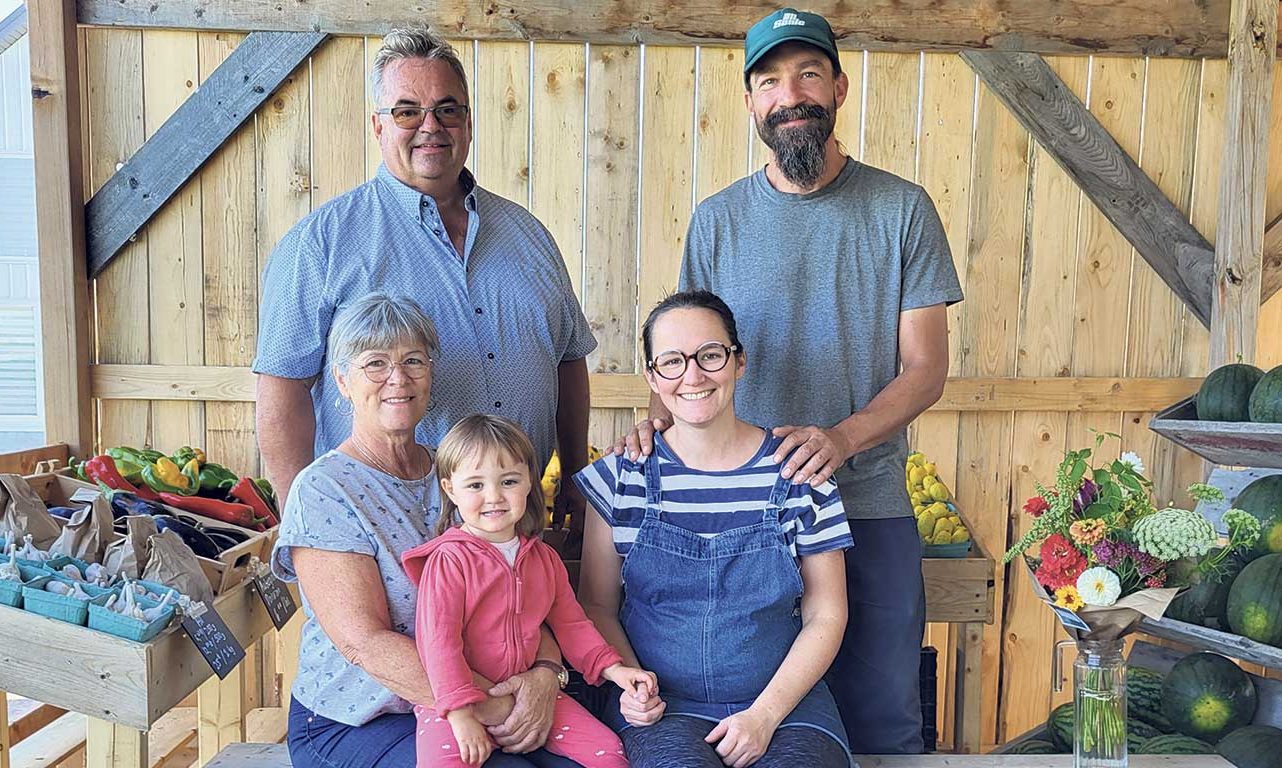 Jocelyn Roy et Céline Laflamme ont prêté un coin de terre pour du maraîchage biologique à leur fille Marie-Ève et son conjoint, Guillaume Simard Lamontagne, qui attendent leur deuxième enfant. Photos : Gracieuseté de la Ferme Ancestrale Les Filles du Roy