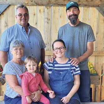 Jocelyn Roy et Céline Laflamme ont prêté un coin de terre pour du maraîchage biologique à leur fille Marie-Ève et son conjoint, Guillaume Simard Lamontagne, qui attendent leur deuxième enfant. Photos : Gracieuseté de la Ferme Ancestrale Les Filles du Roy