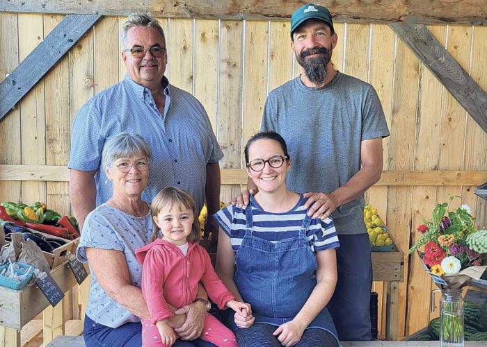 Jocelyn Roy et Céline Laflamme ont prêté un coin de terre pour du maraîchage biologique à leur fille Marie-Ève et son conjoint, Guillaume Simard Lamontagne, qui attendent leur deuxième enfant. Photos : Gracieuseté de la Ferme Ancestrale Les Filles du Roy