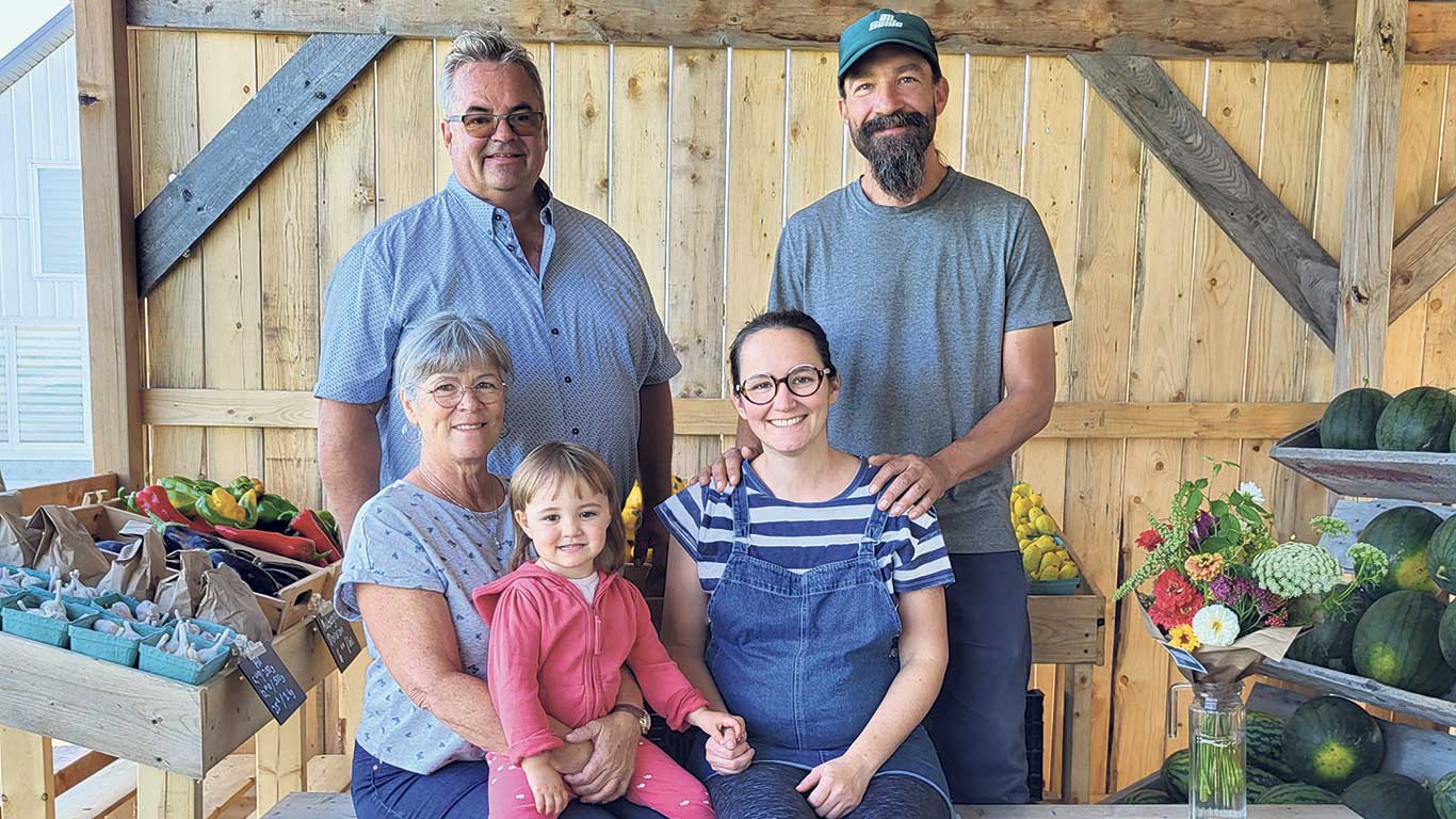 Jocelyn Roy et Céline Laflamme ont prêté un coin de terre pour du maraîchage biologique à leur fille Marie-Ève et son conjoint, Guillaume Simard Lamontagne, qui attendent leur deuxième enfant. Photos : Gracieuseté de la Ferme Ancestrale Les Filles du Roy