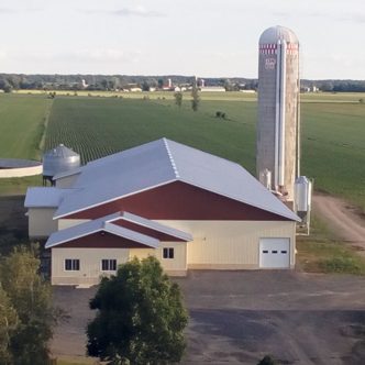 Olivier Houle est copropriétaire de la ferme familiale avec ses parents et son frère, et depuis que ce dernier est en rémission de son cancer, Olivier a changé sa vision du travail. Photo : Gracieuseté d’Olivier Houle