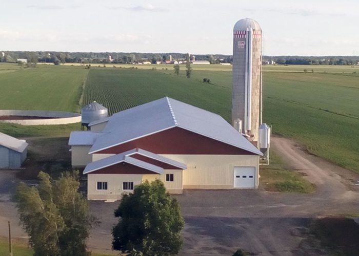 Olivier Houle est copropriétaire de la ferme familiale avec ses parents et son frère, et depuis que ce dernier est en rémission de son cancer, Olivier a changé sa vision du travail. Photo : Gracieuseté d’Olivier Houle