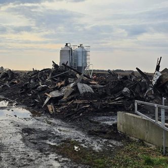 Il ne reste plus rien des deux poulaillers. Photo : Flash Incendies Montérégie