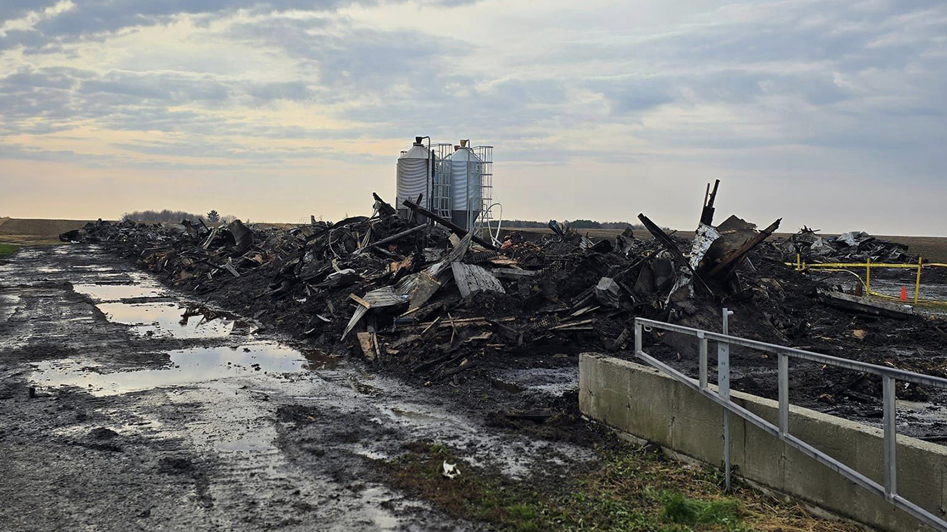 Il ne reste plus rien des deux poulaillers. Photo : Flash Incendies Montérégie