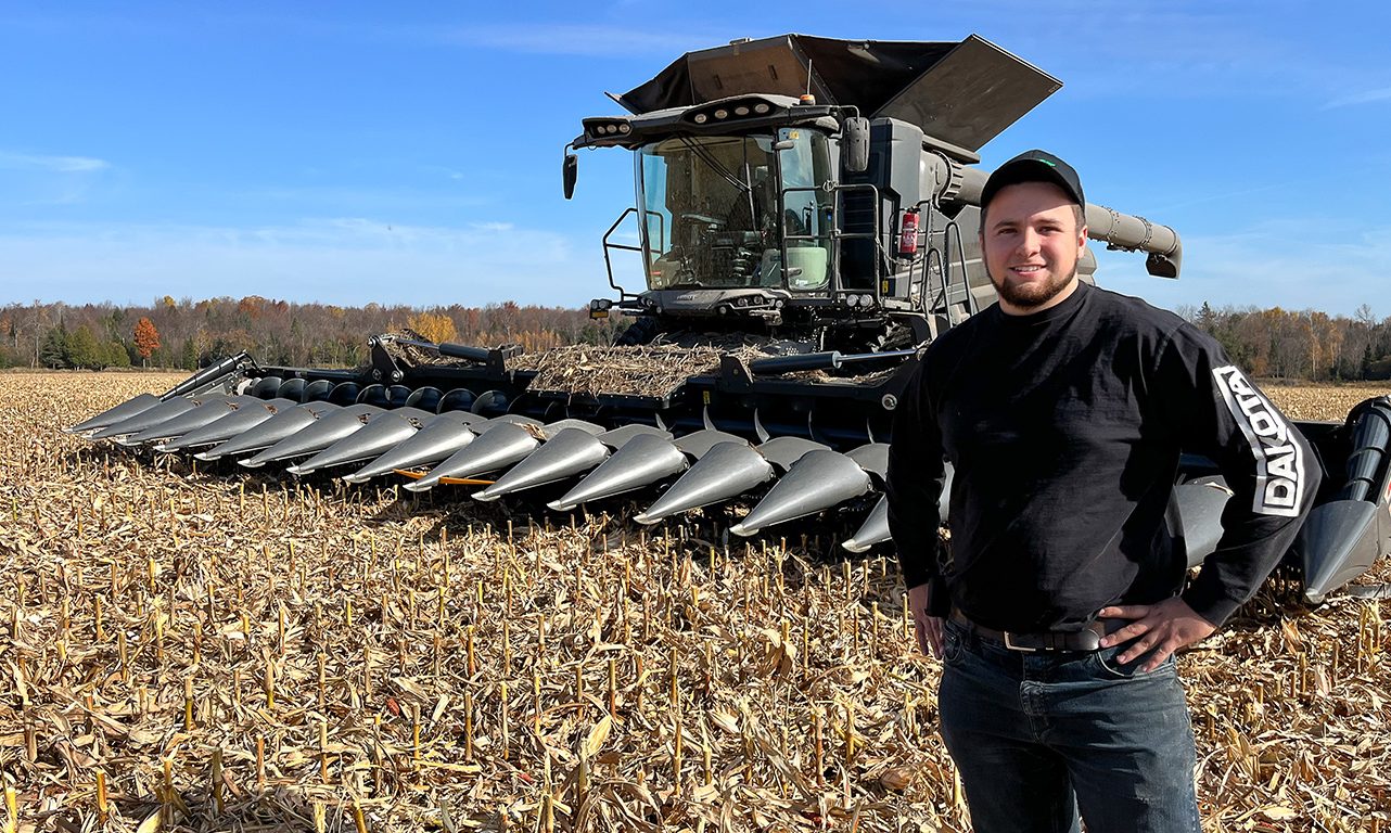 À Compton, en Estrie, Alex Lachance est aux commandes d’une moissonneuse-batteuse géante de marque Fendt de 660 chevaux. Photos: Martin Ménard/TCN