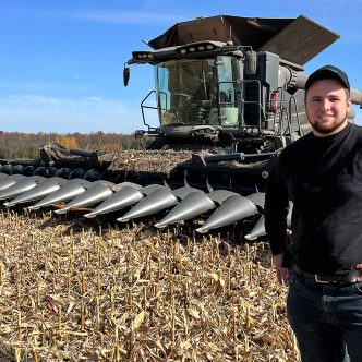 À Compton, en Estrie, Alex Lachance est aux commandes d’une moissonneuse-batteuse géante de marque Fendt de 660 chevaux. Photos: Martin Ménard/TCN