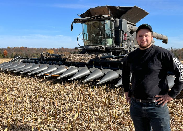 À Compton, en Estrie, Alex Lachance est aux commandes d’une moissonneuse-batteuse géante de marque Fendt de 660 chevaux. Photos: Martin Ménard/TCN