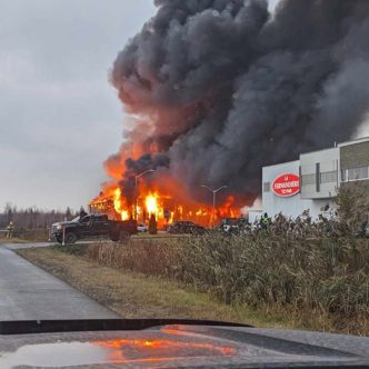 Le site convoité par Olymel est adjacent à celui de son usine de fabrication de saucisses fraîches La Fernandière, à Trois-Rivières. L’entrepôt qui s’y trouvait a été la proie des flammes, le 7 novembre 2023, détruisant les six prototypes de robots-tracteurs Erion de la compagnie Elmec. Photo : Facebook/Troisrivieres911