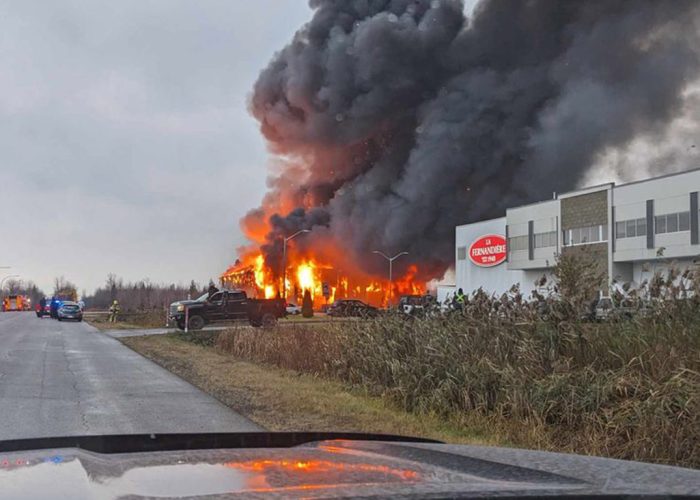 Le site convoité par Olymel est adjacent à celui de son usine de fabrication de saucisses fraîches La Fernandière, à Trois-Rivières. L’entrepôt qui s’y trouvait a été la proie des flammes, le 7 novembre 2023, détruisant les six prototypes de robots-tracteurs Erion de la compagnie Elmec. Photo : Facebook/Troisrivieres911