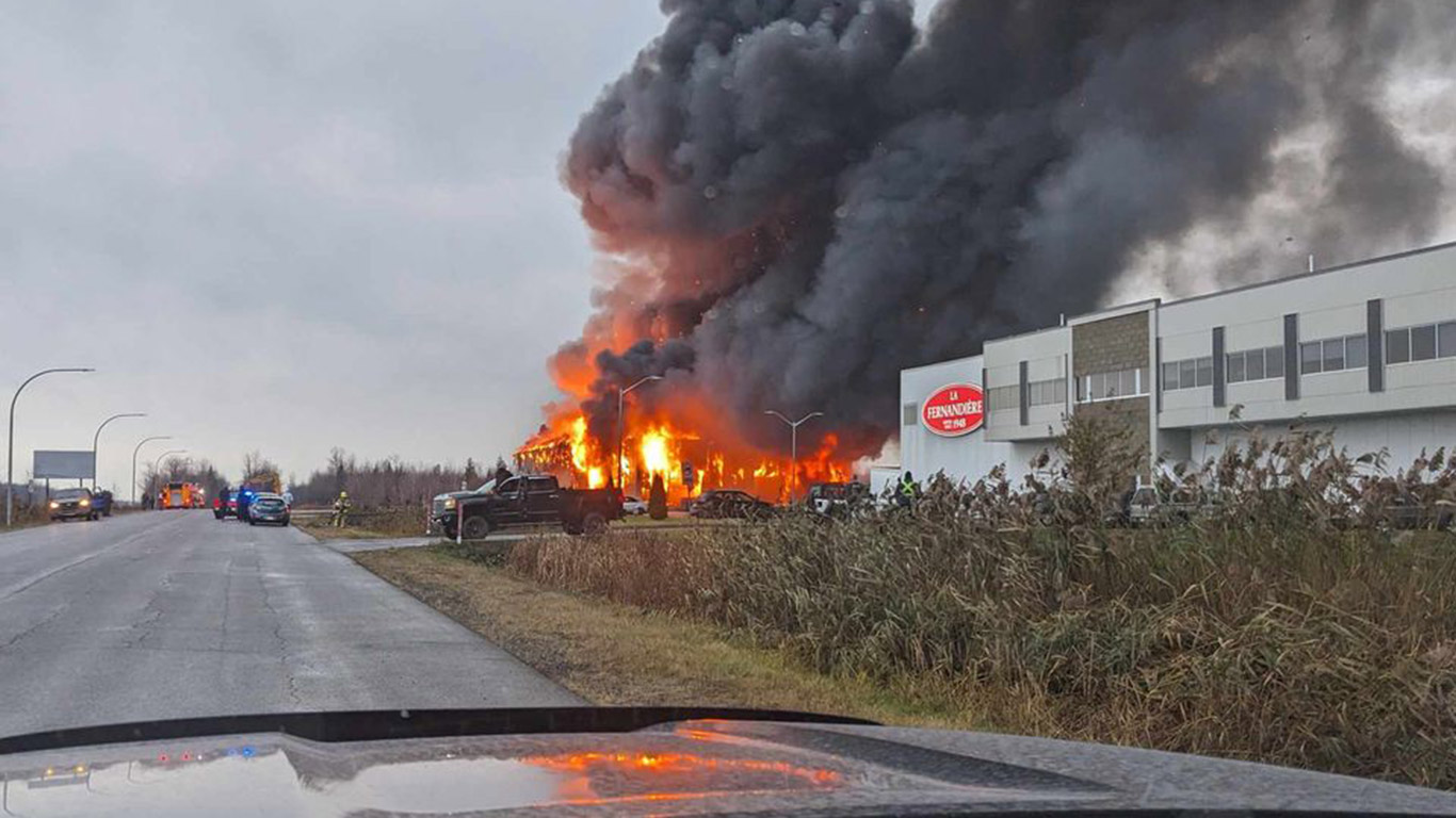 Le site convoité par Olymel est adjacent à celui de son usine de fabrication de saucisses fraîches La Fernandière, à Trois-Rivières. L’entrepôt qui s’y trouvait a été la proie des flammes, le 7 novembre 2023, détruisant les six prototypes de robots-tracteurs Erion de la compagnie Elmec. Photo : Facebook/Troisrivieres911