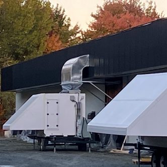 Les stations de filtration amovibles sont équipées d’une portion souple qui part de la sortie d’air de la centrale pour s’accrocher de manière étanche à l’entrée d’air du bâtiment. Photos : Gracieuseté du Groupe Inovo