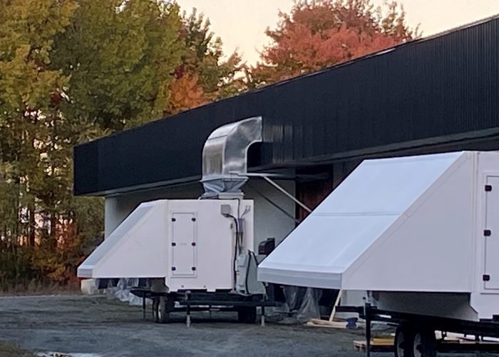 Les stations de filtration amovibles sont équipées d’une portion souple qui part de la sortie d’air de la centrale pour s’accrocher de manière étanche à l’entrée d’air du bâtiment. Photos : Gracieuseté du Groupe Inovo