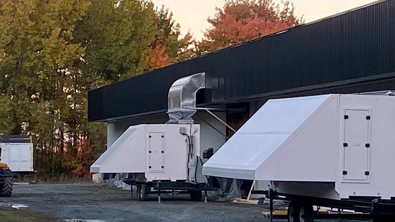 Les stations de filtration amovibles sont équipées d’une portion souple qui part de la sortie d’air de la centrale pour s’accrocher de manière étanche à l’entrée d’air du bâtiment. Photos : Gracieuseté du Groupe Inovo