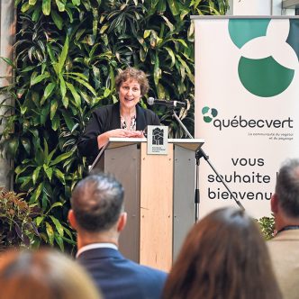 Lors du dévoilement du livre blanc de Québec Vert, sa directrice générale, Luce Daigneault, a incité les décideurs à être ambitieux en matière de projets de végétalisation. Photos : Marilyne Désy/Québec Vert