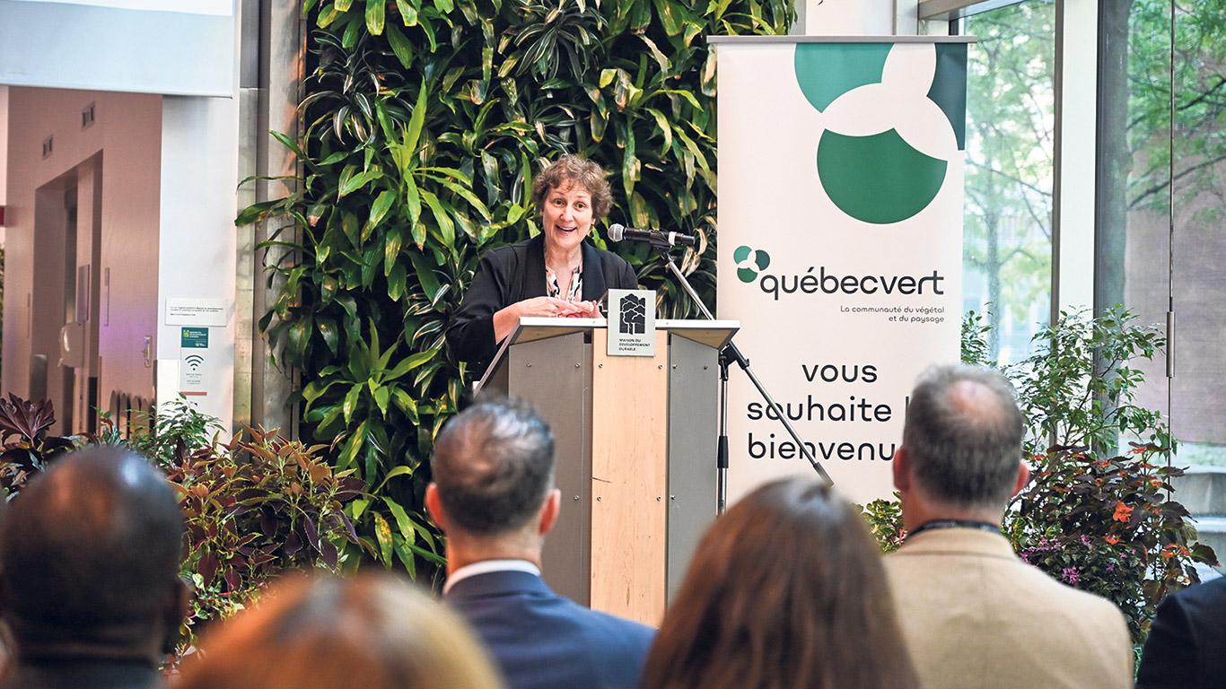 Lors du dévoilement du livre blanc de Québec Vert, sa directrice générale, Luce Daigneault, a incité les décideurs à être ambitieux en matière de projets de végétalisation. Photos : Marilyne Désy/Québec Vert