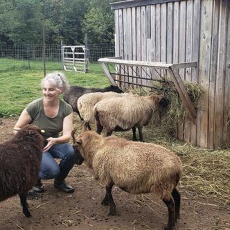 Lucie Morissette transforme elle-même la laine de ses moutons. Photo : Gracieuseté d’École-O-Champ