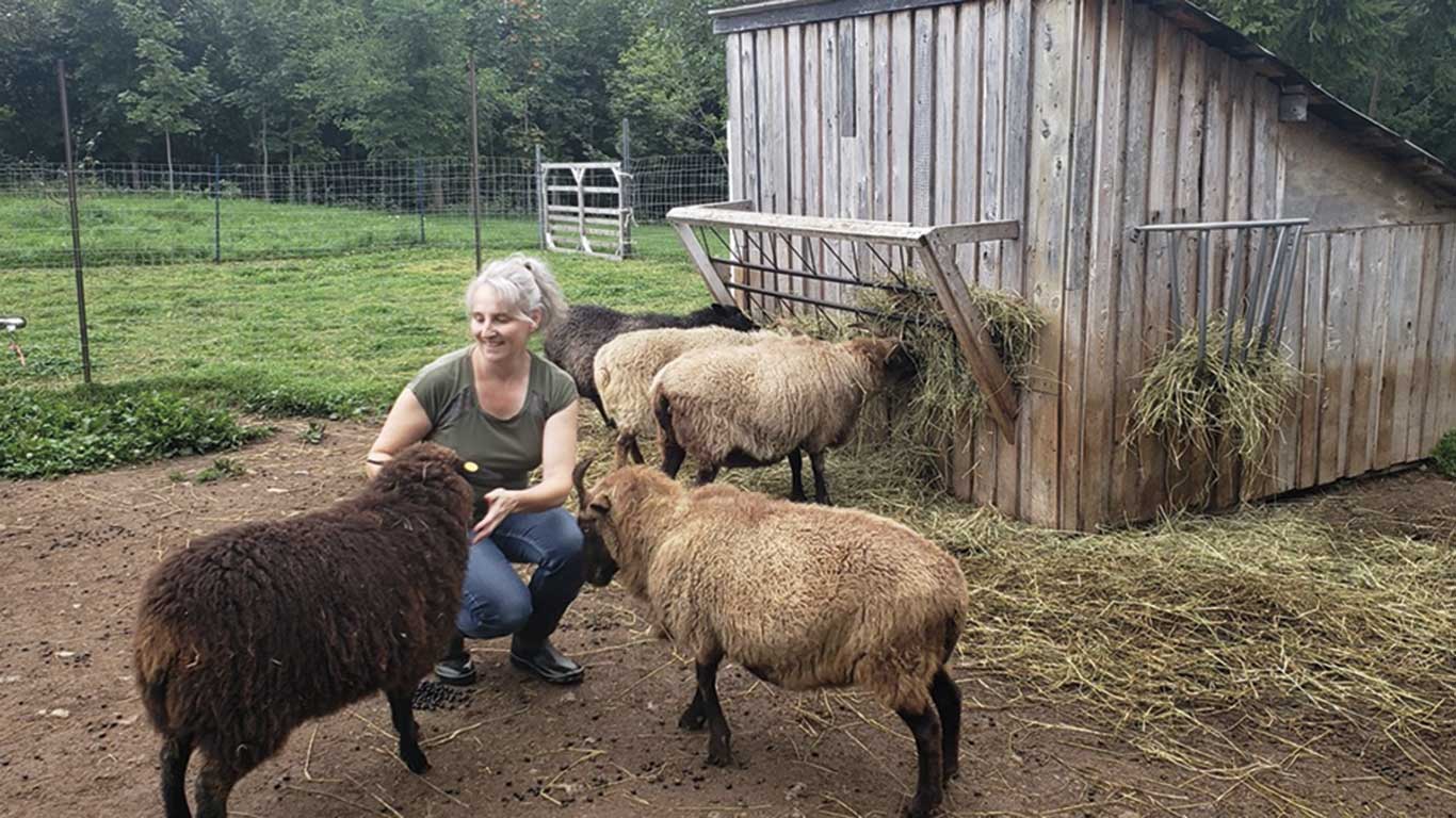 Lucie Morissette transforme elle-même la laine de ses moutons. Photo : Gracieuseté d’École-O-Champ